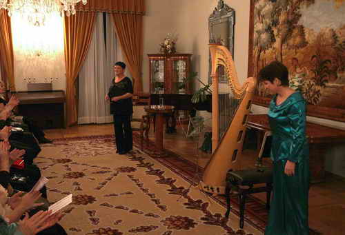 Foto z poadu Veer poezie a przy s harfou.