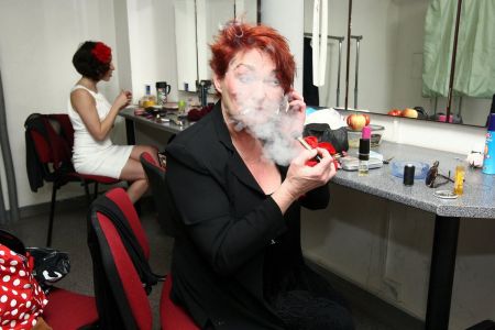 Se zaplenou cigaretou v puse se um i nalit. Foto Aha!  Herminapress.cz
