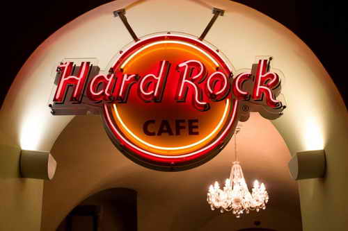 Nechte se obslouit celebritou. (Hard Rock Cafe, steda 9. listopadu 2011)