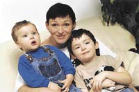 Valérie Zawadská se syny Romanem a Honzou.