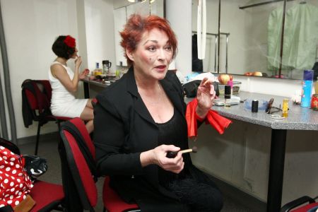 Bez krabičky cigaret neudělá Valérie ani krok. Foto Aha! – Herminapress.cz