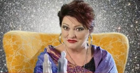 Valérie Zawadská jako věštkyně promlouvá k potravinám. Klikni pro větší obrázek v novém okně.