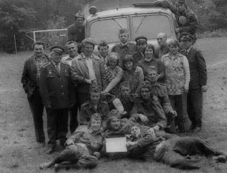 Petr Zawadský na levé straně kabiny auta (má klobouk). Byl ve sboru jako řidič tehdy prvního zásahového vozidla TATRA 805.