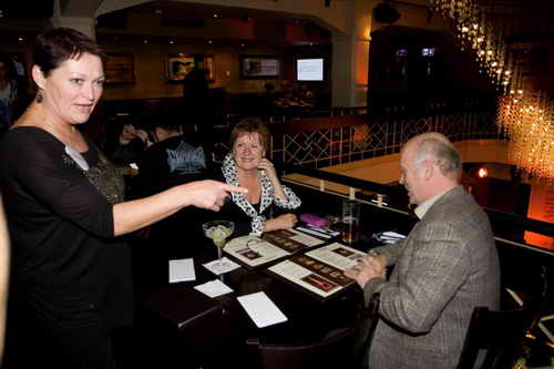 Nechte se obslouit celebritou. (Hard Rock Cafe, steda 9. listopadu 2011)