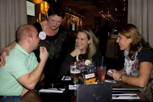 Nechte se obslouit celebritou. (Hard Rock Cafe, steda 9. listopadu 2011)