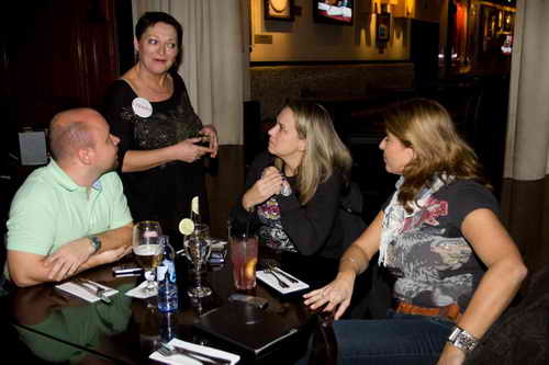 Nechte se obslouit celebritou. (Hard Rock Cafe, steda 9. listopadu 2011)