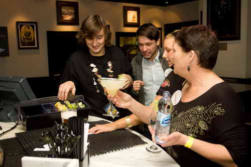 Nechte se obslouit celebritou. (Hard Rock Cafe, steda 9. listopadu 2011)