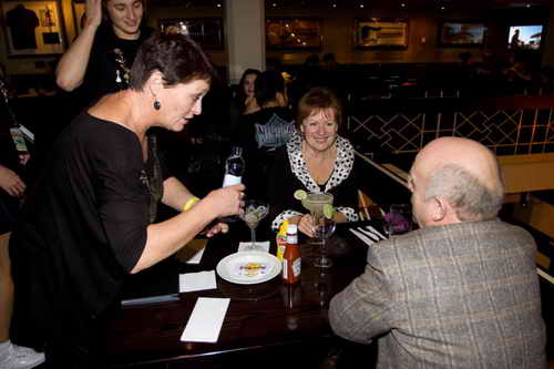 Nechte se obslouit celebritou. (Hard Rock Cafe, steda 9. listopadu 2011)