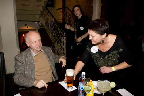 Nechte se obslouit celebritou. (Hard Rock Cafe, steda 9. listopadu 2011)