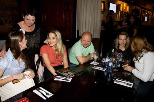 Nechte se obslouit celebritou. (Hard Rock Cafe, steda 9. listopadu 2011)