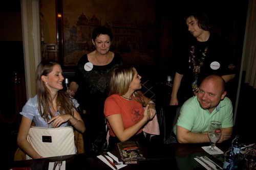 Nechte se obslouit celebritou. (Hard Rock Cafe, steda 9. listopadu 2011)