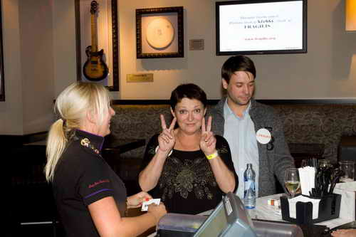 Nechte se obslouit celebritou. (Hard Rock Cafe, steda 9. listopadu 2011)
