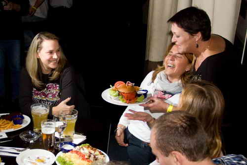 Nechte se obslouit celebritou. (Hard Rock Cafe, steda 9. listopadu 2011)
