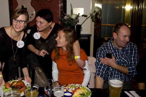 Nechte se obslouit celebritou. (Hard Rock Cafe, steda 9. listopadu 2011)