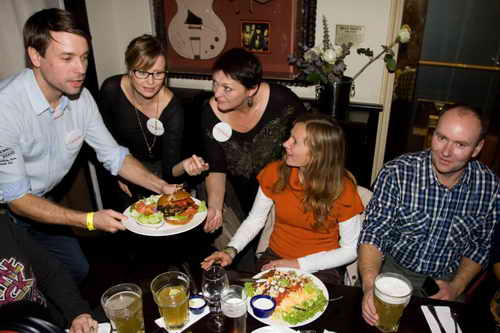 Nechte se obslouit celebritou. (Hard Rock Cafe, steda 9. listopadu 2011)