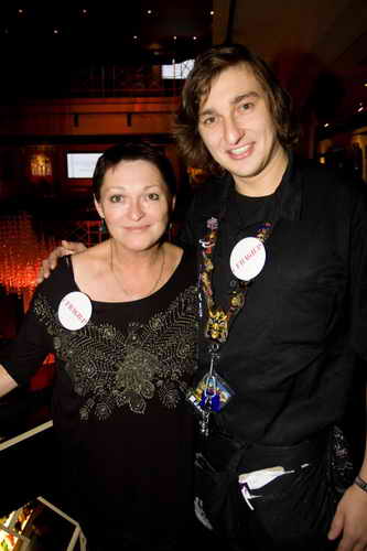 Nechte se obslouit celebritou. (Hard Rock Cafe, steda 9. listopadu 2011)