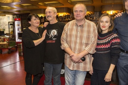 Herecké obsazení druhé řady oblíbeného seriálu Znamení koně. Klikni pro větší obrázek v novém okně.