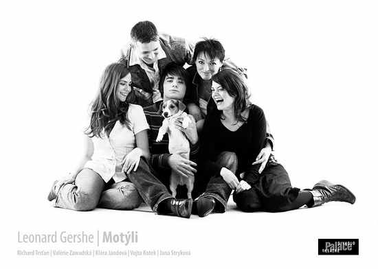 Richard Trsan, Valrie Zawadsk, Klra Jandov, Vojta Kotek a Jana Strykov, Leonard Gershe: Motli, foto: Vladimir Yurkovic