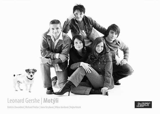 Valrie Zawadsk, Richard Trsan, Jana Strykov,Klra Jandov a Vojta Kotek,  Leonard Gershe: Motli,  foto: Vladimir Yurkovic