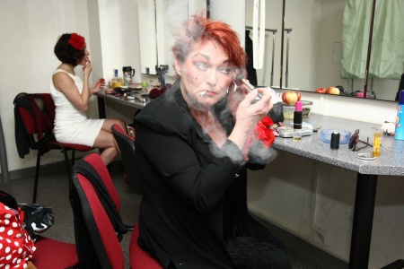 Zawadsk se l i se zaplenou cigaretou v puse