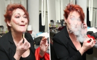 Valrie Zawadsk se l se zaplenm cigrem v puse. Klikni pro vt obrzek v novm okn.