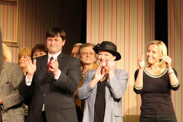 Foto z oslavy 80. narozenin pan Jiiny Bohdalov.