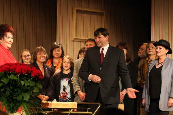Foto z oslavy 80. narozenin pan Jiiny Bohdalov.