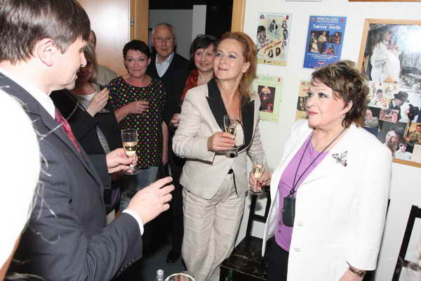 Foto z oslavy 80. narozenin pan Jiiny Bohdalov.