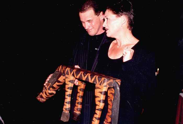 Valrie s Milanem Heinem pi pedvn idle divadlu Ungelt.  (jen 2000)
