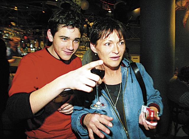 "Vojtch Kotek, kter bhem naten dokonce ztratil pam, prv Valrii Zawadsk ukazuje, kde najde pana reisra. Foto z "doton" Snowboark. /5.4.2004/ [Zdroj: Blesk]
