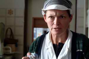 Valrie jako kuchaka pi naten filmu "Snowboarci".