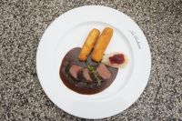 Jelení hřbet s perníkovou omáčkou a mandlovými kroketami - Klikni pro větší obrázek v novém okně. Foto: Patrik Rozehnal